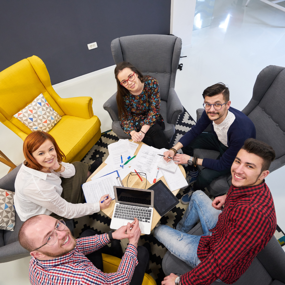 Equipo profesional de diseñadores gráficos mexicanos de Encorto trabajando en proyectos de identidad visual y desarrollo web para empresas